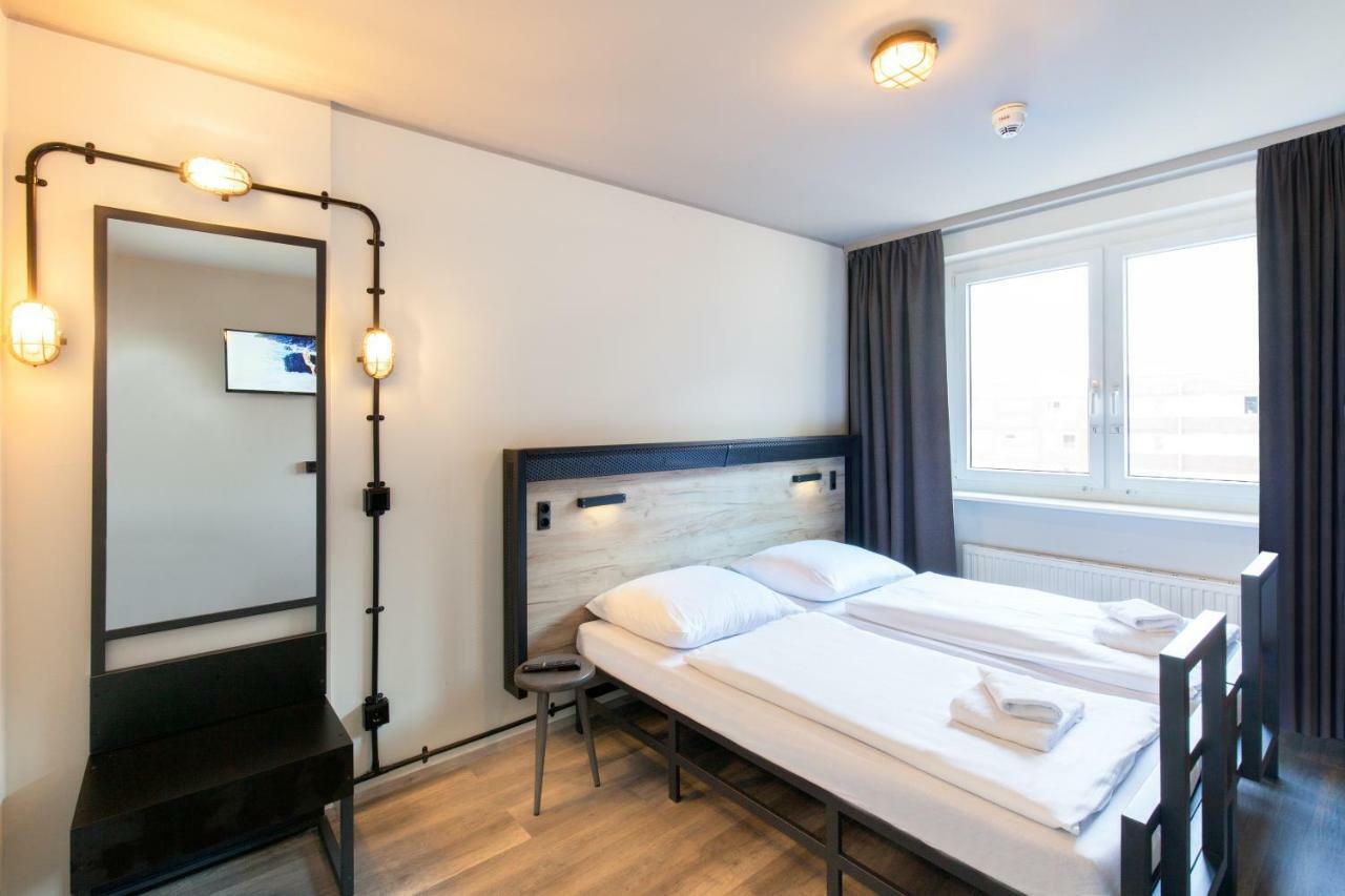 Twin Room,1435693129:JPEG